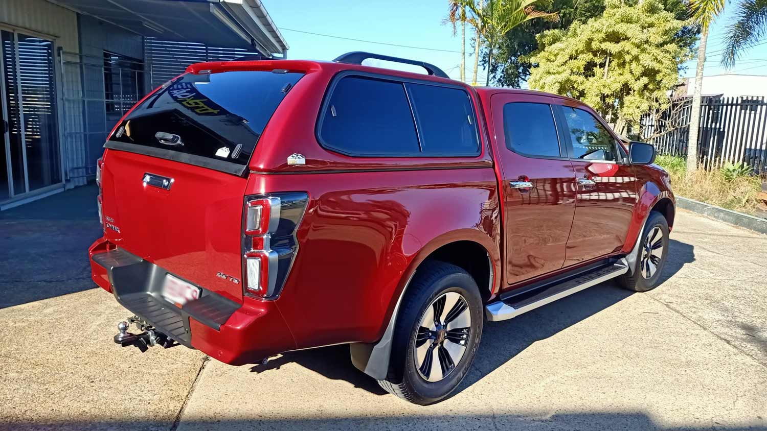 Isuzu D Max 2020+ - with Trek Canopy in 564 magnetic red- image 3